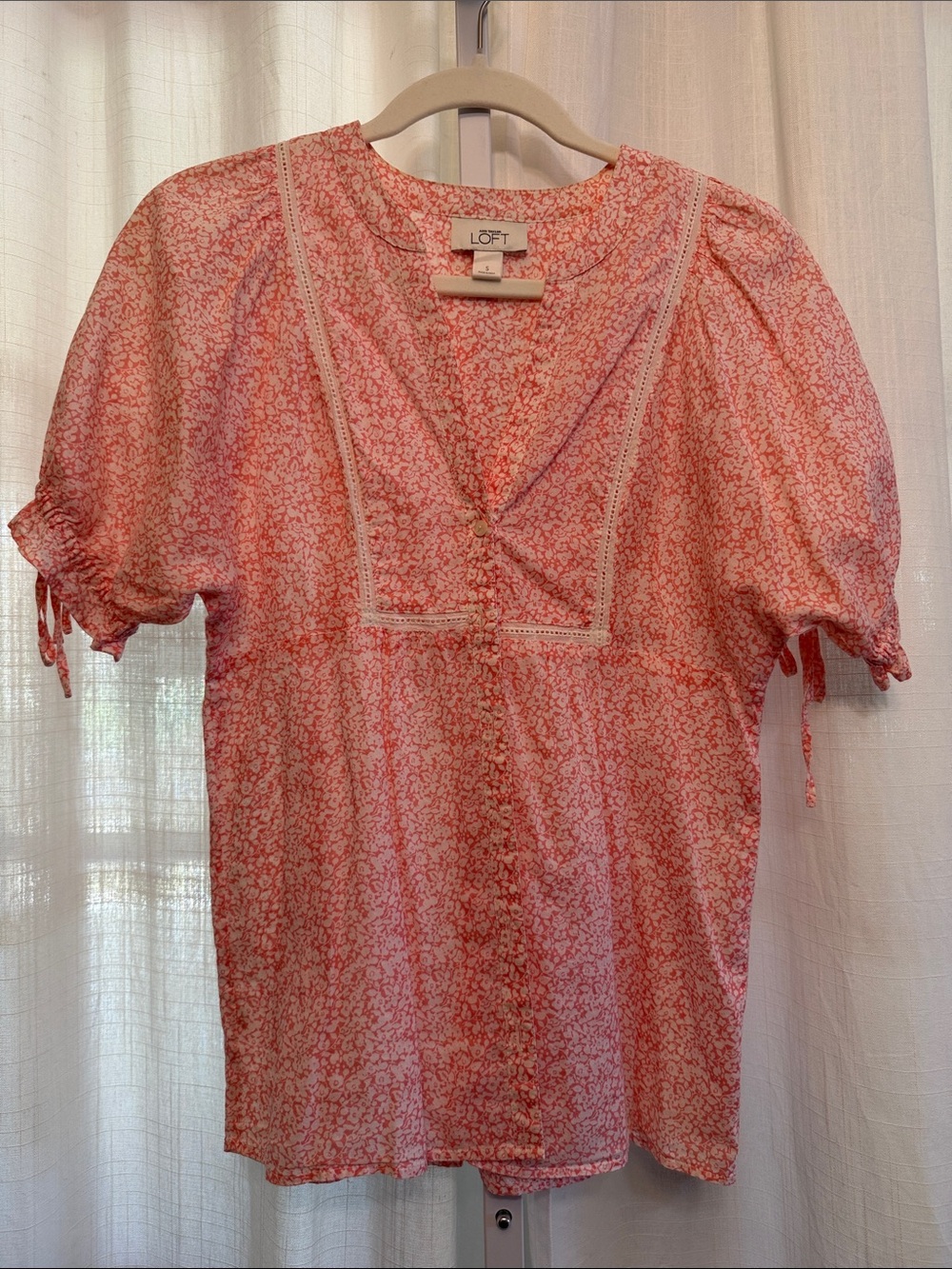 Ann Taylor LOFT Coral Pink Floral V-Neck Puff Sleeve Blouse